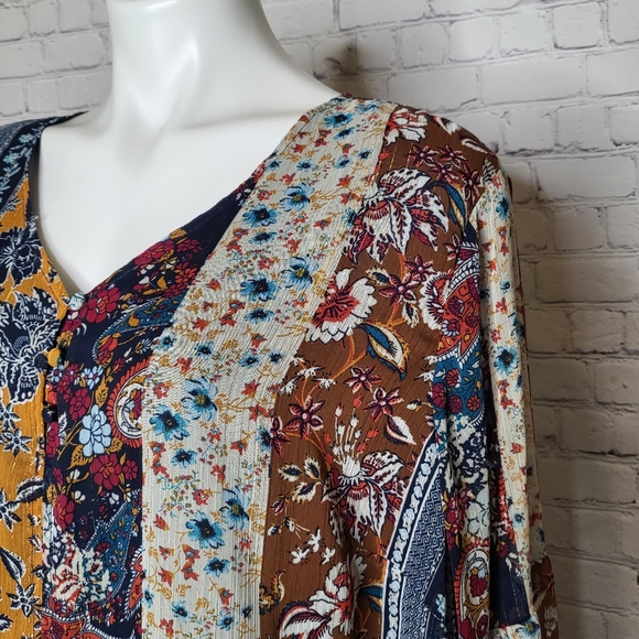 Dress Barn Patchwork Lightweight V-Neck Blouse Size 3X - Picture 2 of 8